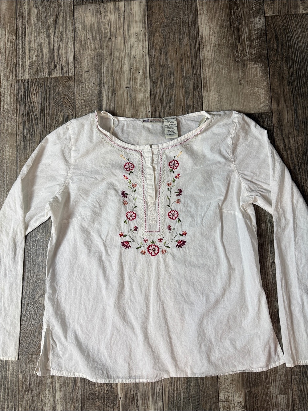☀️Faded Glory 🌟White Tunic with Red & Green Embroidered Floral, large
